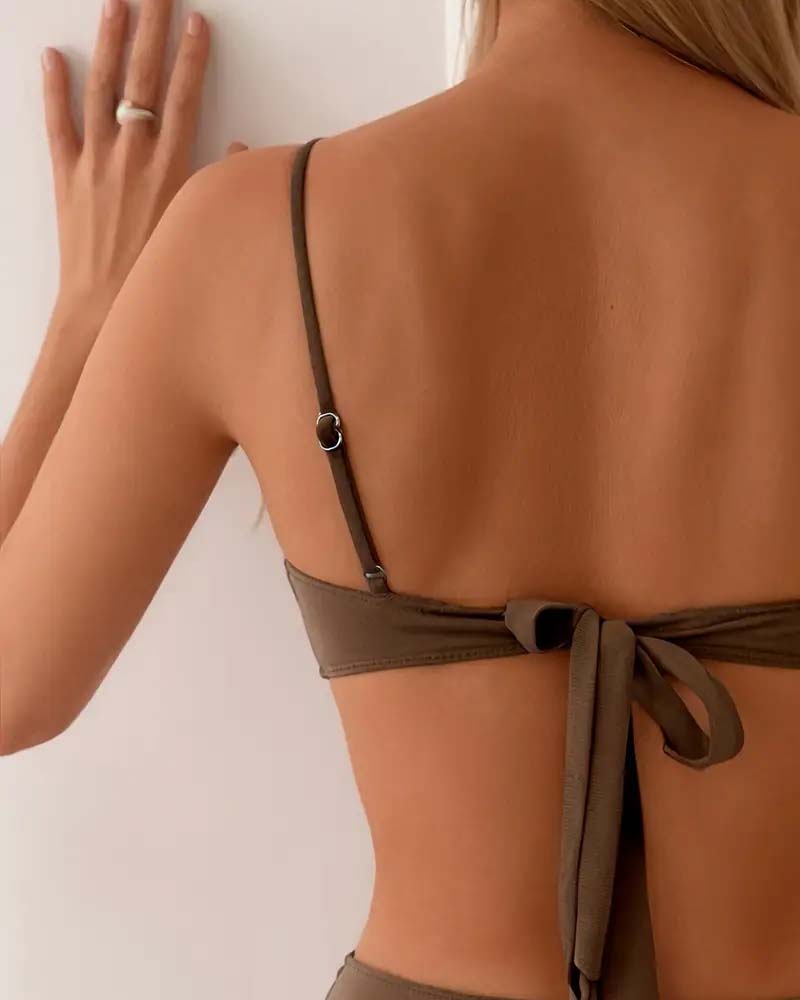 Elegant to-delt: Forførende bikini