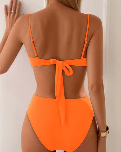 Elegant to-delt: Forførende bikini