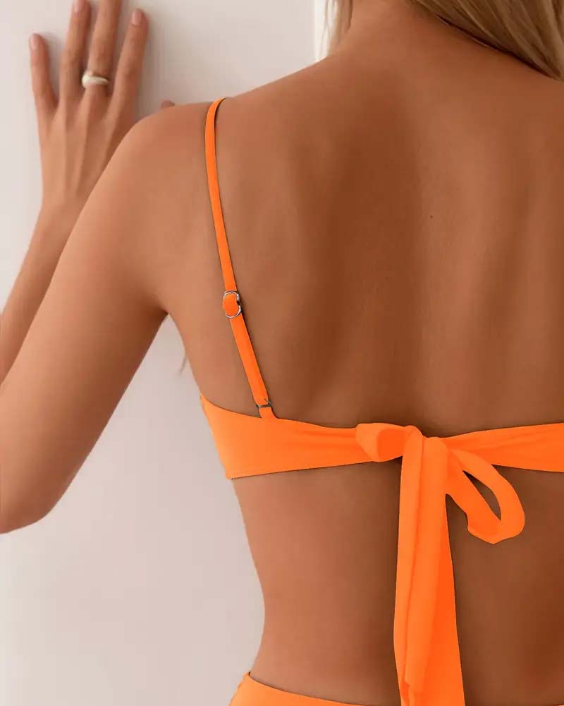 Elegant to-delt: Forførende bikini
